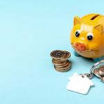 ubezpieczenia majątku zobrazowane przez skarbonkę i klucze z breloczkiem