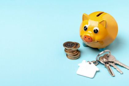 ubezpieczenia majątku zobrazowane przez skarbonkę i klucze z breloczkiem