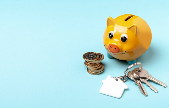 ubezpieczenia majątku zobrazowane przez skarbonkę i klucze z breloczkiem