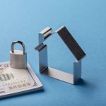 Elementy dom i kłódka obrazujące program oszczędnościowy