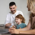 Rodzina planuje ubezpieczenia majątku online w domowym zaciszu