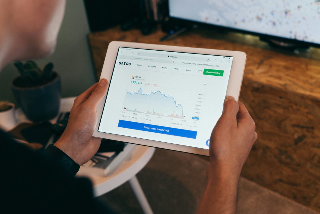 zdjęcie osoby zajmującej się finansami