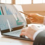 zdjęcie osoby zajmującej się finansami