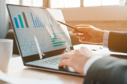 zdjęcie osoby zajmującej się finansami