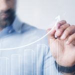 mężczyzna rysujący wykres - detaliczne fundusze wierzytelności