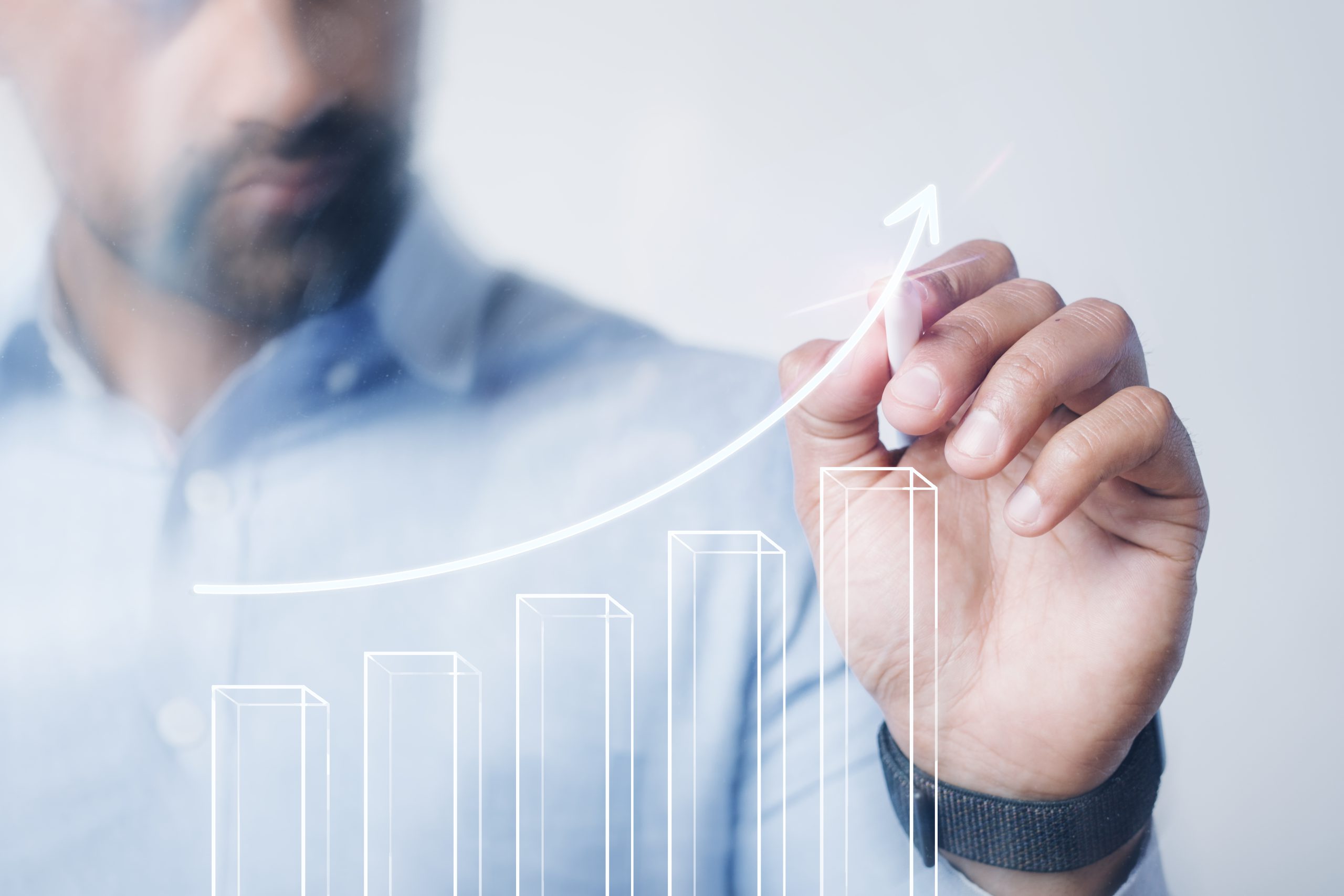 mężczyzna rysujący wykres - detaliczne fundusze wierzytelności